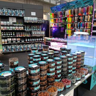 Sedíme na snídani, sobotu máme za sebou, napadl sníh a my se pomalu připravujeme na další den výstavní jízdy. #JVBaits...